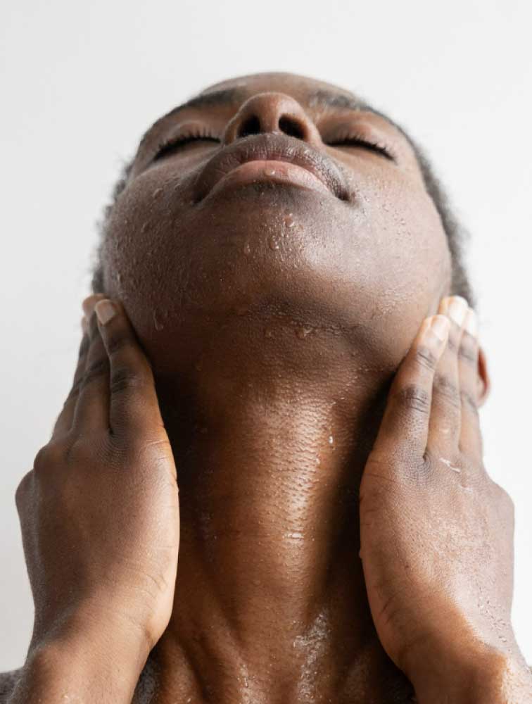 femme_exfolie_visage