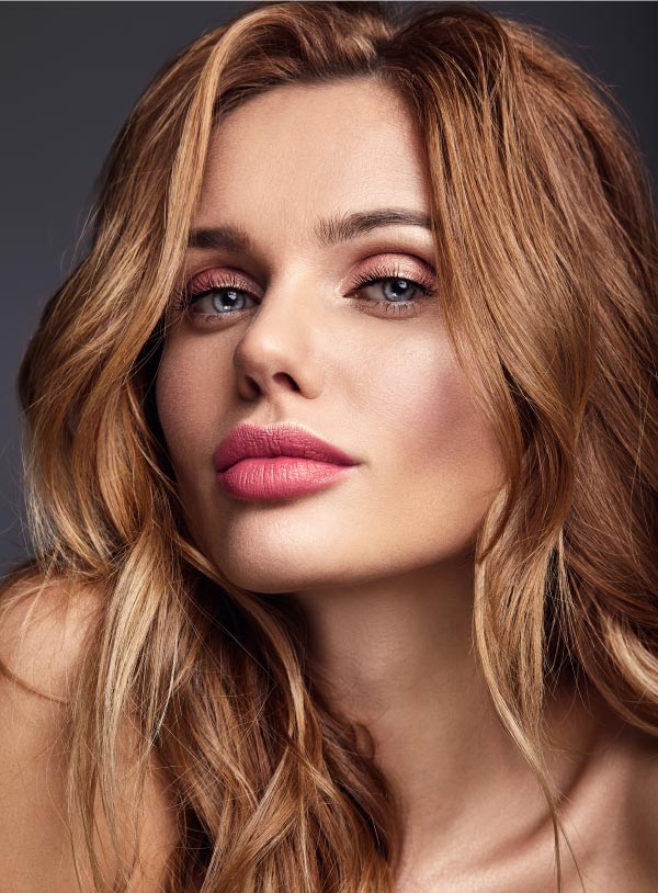 portrait-de-mode-beaute-du-jeune-mannequin-femme-blonde-avec-un-maquillage-naturel-et-une-peau-parfaite-posant